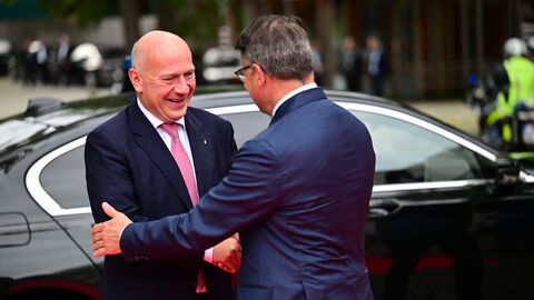 Vorfahrt und Begrüßung von Kai Wegner Vorfahrt des Regierenden Bürgermeisters von Berlin, Kai Wegner (links), und Begrüßung durch den Hessischen Ministerpräsidenten Boris Rhein (rechts)