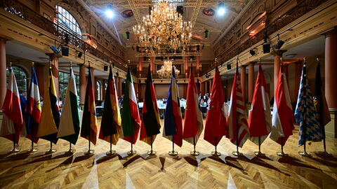 Blick in den Festsaal des Gesellschaftshaus Palmengarten, den Saal der Vorbesprechungen der Regierungschefinnen und Regierungschefs der B-Länder am Donnerstag sowie der Konferenz der Regierungschefinnen und Regierungschefs der Länder am Freitag Blick in den Festsaal des Gesellschaftshaus Palmengarten, den Saal der Vorbesprechungen der Regierungschefinnen und Regierungschefs der B-Länder am Donnerstag sowie der Konferenz der Regierungschefinnen und Regierungschefs der Länder am Freitag