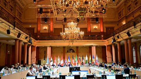 Blick in den Festsaal des Gesellschaftshaus Palmengarten, den Saal der Vorbesprechungen der Regierungschefinnen und Regierungschefs der B-Länder am Donnerstag sowie der Konferenz der Regierungschefinnen und Regierungschefs der Länder am Freitag Blick in den Festsaal des Gesellschaftshaus Palmengarten, den Saal der Vorbesprechungen der Regierungschefinnen und Regierungschefs der B-Länder am Donnerstag sowie der Konferenz der Regierungschefinnen und Regierungschefs der Länder am Freitag