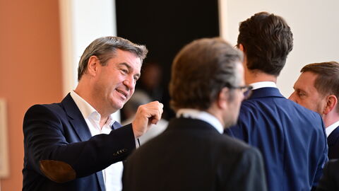 Vor dem Beginn der gemeinsamen Beratungen der Regierungschefinnen und Regierungschefs der Länder am Freitag im Festsaal des Gesellschaftshaus Palmengarten Vor dem Beginn der gemeinsamen Beratungen der Regierungschefinnen und Regierungschefs der Länder am Freitag im Festsaal des Gesellschaftshaus Palmengarten