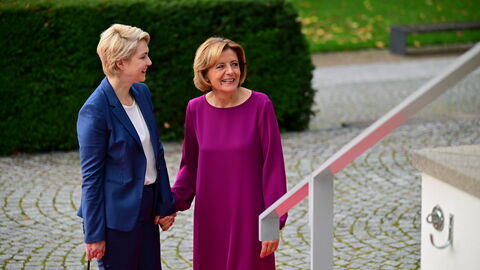 Vor dem Beginn der gemeinsamen Beratungen der Regierungschefinnen und Regierungschefs der Länder am Freitag im Gesellschaftshaus Palmengarten Vor dem Beginn der gemeinsamen Beratungen der Regierungschefinnen und Regierungschefs der Länder am Freitag im Gesellschaftshaus Palmengarten
