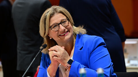Zu Beginn der gemeinsamen Beratungen der Regierungschefinnen und Regierungschefs der Länder am Freitag im Festsaal des Gesellschaftshaus Palmengarten Zu Beginn der gemeinsamen Beratungen der Regierungschefinnen und Regierungschefs der Länder am Freitag im Festsaal des Gesellschaftshaus Palmengarten