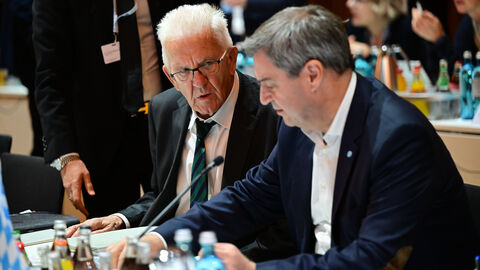 Zu Beginn der gemeinsamen Beratungen der Regierungschefinnen und Regierungschefs der Länder am Freitag im Festsaal des Gesellschaftshaus Palmengarten Zu Beginn der gemeinsamen Beratungen der Regierungschefinnen und Regierungschefs der Länder am Freitag im Festsaal des Gesellschaftshaus Palmengarten