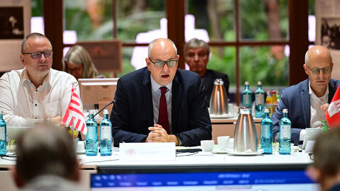 Zu Beginn der gemeinsamen Beratungen der Regierungschefinnen und Regierungschefs der Länder am Freitag im Festsaal des Gesellschaftshaus Palmengarten Zu Beginn der gemeinsamen Beratungen der Regierungschefinnen und Regierungschefs der Länder am Freitag im Festsaal des Gesellschaftshaus Palmengarten
