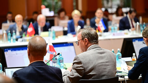 Zu Beginn der gemeinsamen Beratungen der Regierungschefinnen und Regierungschefs der Länder am Freitag im Festsaal des Gesellschaftshaus Palmengarten Zu Beginn der gemeinsamen Beratungen der Regierungschefinnen und Regierungschefs der Länder am Freitag im Festsaal des Gesellschaftshaus Palmengarten