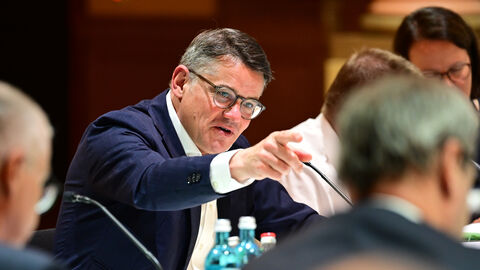 Zu Beginn der gemeinsamen Beratungen der Regierungschefinnen und Regierungschefs der Länder am Freitag im Festsaal des Gesellschaftshaus Palmengarten Zu Beginn der gemeinsamen Beratungen der Regierungschefinnen und Regierungschefs der Länder am Freitag im Festsaal des Gesellschaftshaus Palmengarten
