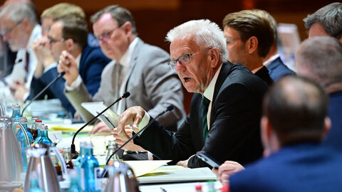 Zu Beginn der gemeinsamen Beratungen der Regierungschefinnen und Regierungschefs der Länder am Freitag im Festsaal des Gesellschaftshaus Palmengarten Zu Beginn der gemeinsamen Beratungen der Regierungschefinnen und Regierungschefs der Länder am Freitag im Festsaal des Gesellschaftshaus Palmengarten