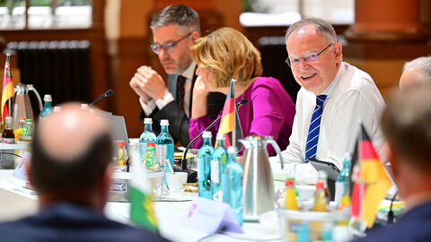 Zu Beginn der gemeinsamen Beratungen der Regierungschefinnen und Regierungschefs der Länder am Freitag im Festsaal des Gesellschaftshaus Palmengarten Zu Beginn der gemeinsamen Beratungen der Regierungschefinnen und Regierungschefs der Länder am Freitag im Festsaal des Gesellschaftshaus Palmengarten