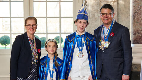 Ministerpräsident Boris Rhein und seine Frau Tanja Raab-Rhein empfangen im Schloss Biebrich in Wiesbaden Kinderprinz Emil I. und Kinderprinzessin Melissa I. vom Narrenclub Wirbelau; Emil Meuser, Melissa Heil Ministerpräsident Boris Rhein und seine Frau Tanja Raab-Rhein empfangen im Schloss Biebrich in Wiesbaden Kinderprinz Emil I. und Kinderprinzessin Melissa I. vom Narrenclub Wirbelau; Emil Meuser, Melissa Heil