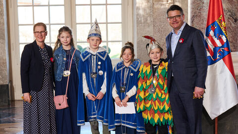 Ministerpräsident Boris Rhein und seine Frau Tanja Raab-Rhein empfangen im Schloss Biebrich in Wiesbaden Prinzessin Maja I., Prinz Jannis I., Zofe Emily und Gockel Gabriel vom Karnevalverein Kikiriki e.V. 1901 Freiensteinau; Maja Meinhart, Jannis Schneider, Emily Muth, Gabriel Willich 