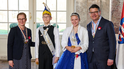 Ministerpräsident Boris Rhein und seine Frau Tanja Raab-Rhein empfangen im Schloss Biebrich in Wiesbaden Kinderprinzessin Mia I. und Kinderprinz Maximilian I. vom Geisenheimer Karneval Club; Mia und Maximilian Schüßler Ministerpräsident Boris Rhein und seine Frau Tanja Raab-Rhein empfangen im Schloss Biebrich in Wiesbaden Kinderprinzessin Mia I. und Kinderprinz Maximilian I. vom Geisenheimer Karneval Club; Mia und Maximilian Schüßler