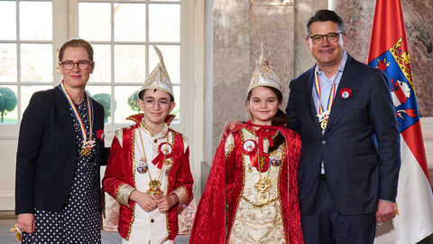 Ministerpräsident Boris Rhein und seine Frau Tanja Raab-Rhein empfangen im Schloss Biebrich in Wiesbaden das Kinderprinzenpaar vom Astheimer Carneval-Ausschuss, Prinz Carlo I. und Prinzessin Harmony I.; Carlo Gruppe, Harmony Biebel