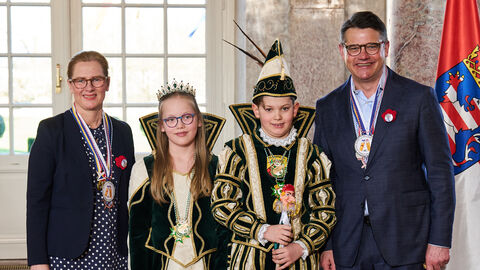 Ministerpräsident Boris Rhein und seine Frau Tanja Raab-Rhein empfangen im Schloss Biebrich in Wiesbaden das Kinderprinzenpaar Lotte I. und Paul I. von der Turngemeinde 08 Ober-Roden e.V.; Lotte Hitzel und Paul Hitzel. Ministerpräsident Boris Rhein und seine Frau Tanja Raab-Rhein empfangen im Schloss Biebrich in Wiesbaden das Kinderprinzenpaar Lotte I. und Paul I. von der Turngemeinde 08 Ober-Roden e.V.; Lotte Hitzel und Paul Hitzel.