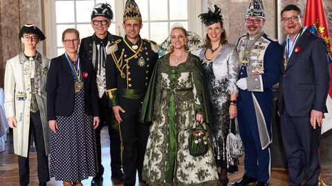 Ministerpräsident Boris Rhein und seine Frau Tanja Raab-Rhein empfangen im Schloss Biebrich in Wiesbaden das Gießener Prinzenpaar Prinz Markus I. und Prinzessin Katja I. mit Kronprinz Paul, Adjutant Ralf, Hofdame Nadine und Generalinspizient Frank von der Gießener Fassnachts-Vereinigung 1957 e.V.; Markus, Katja und Paul Brandt, Ralf und Nadine Fischer, Frank Beck. Ministerpräsident Boris Rhein und seine Frau Tanja Raab-Rhein empfangen im Schloss Biebrich in Wiesbaden das Gießener Prinzenpaar Prinz Markus I. und Prinzessin Katja I. mit Kronprinz Paul, Adjutant Ralf, Hofdame Nadine und Generalinspizient Frank von der Gießener Fassnachts-Vereinigung 1957 e.V.; Markus, Katja und Paul Brandt, Ralf und Nadine Fischer, Frank Beck.