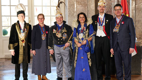 Ministerpräsident Boris Rhein und seine Frau Tanja Raab-Rhein empfangen im Schloss Biebrich in Wiesbaden Prinz Georg I. und Prinzessin Agnes I. mit Hofmarschall Alexander und dem 2. Präsidenten Holger von der Wetzlarer Karnevalsgesellschaft; Georg Strack, Agnes Strack-Theiß, Alexander Lotz, Holger Viehmann Ministerpräsident Boris Rhein und seine Frau Tanja Raab-Rhein empfangen im Schloss Biebrich in Wiesbaden Prinz Georg I. und Prinzessin Agnes I. mit Hofmarschall Alexander und dem 2. Präsidenten Holger von der Wetzlarer Karnevalsgesellschaft; Georg Strack, Agnes Strack-Theiß, Alexander Lotz, Holger Viehmann