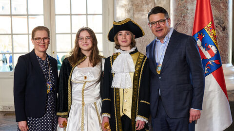 Ministerpräsident Boris Rhein und seine Frau Tanja Raab-Rhein empfangen im Schloss Biebrich in Wiesbaden das Kinderprinzenpaar, Prinz Karl I. und Prinzessin Inga I., vom Stammheimer Carneval Club e.V.; Karl Gehrung, Inga Larbow