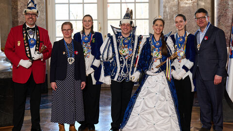 Ministerpräsident Boris Rhein und seine Frau Tanja Raab-Rhein empfangen im Schloss Biebrich in Wiesbaden Prinzessin Yvonn I. und Prinz Patrick I. sowie Hofmarschall Karsten und die Paginnen Alicia und Lea vom Narrenrat Oberursel e.V.; Yvonne und Patrick Volz, Karsten Wolf, Alicia und Lea Fois. Ministerpräsident Boris Rhein und seine Frau Tanja Raab-Rhein empfangen im Schloss Biebrich in Wiesbaden Prinzessin Yvonn I. und Prinz Patrick I. sowie Hofmarschall Karsten und die Paginnen Alicia und Lea vom Narrenrat Oberursel e.V.; Yvonne und Patrick Volz, Karsten Wolf, Alicia und Lea Fois.