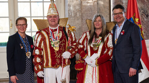 Ministerpräsident Boris Rhein und seine Frau Tanja Raab-Rhein empfangen im Schloss Biebrich in Wiesbaden das Prinzenpaar der Stadt Fritzlar Prinzessin Maja I. und Prinz Jürgen IV. von der FKG „Eddernarren" e.V.; Jürgen und Maja Klose