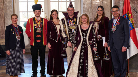 Ministerpräsident Boris Rhein und seine Frau Tanja Raab-Rhein empfangen im Schloss Biebrich in Wiesbaden Prinz Timo I. und Prinzessin Franzi I. mit den Hofdamen Jana und Steffi und Prinzengardist Vincent vom Carnevalverein „Germania" 03 Lollar e.V.; Timo und Franziska Liedtke, Jana Otto, Steffi Schwalm und Vincent Vogel. Ministerpräsident Boris Rhein und seine Frau Tanja Raab-Rhein empfangen im Schloss Biebrich in Wiesbaden Prinz Timo I. und Prinzessin Franzi I. mit den Hofdamen Jana und Steffi und Prinzengardist Vincent vom Carnevalverein „Germania" 03 Lollar e.V.; Timo und Franziska Liedtke, Jana Otto, Steffi Schwalm und Vincent Vogel.