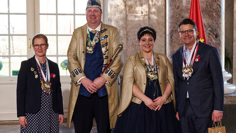 Ministerpräsident Boris Rhein und seine Frau Tanja Raab-Rhein empfangen im Schloss Biebrich in Wiesbaden Prinz Lars I. und Prinzessin Ariane I. vom Gederner Carneval Club „Laabhanse" e.V.; Lars und Ariane Hild 