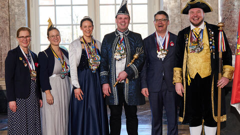 Ministerpräsident Boris Rhein und seine Frau Tanja Raab-Rhein empfangen im Schloss Biebrich Prinz Tim I., Prinzessin Carina I., Oberhofmarschall Jan-Philipp und Hofdame Lisa vom Niddaer Carneval Verein 1950 e.V.; Tim Walker, Carina God, Jan-Philipp Repp, Lisa Gutmann Ministerpräsident Boris Rhein und seine Frau Tanja Raab-Rhein empfangen im Schloss Biebrich Prinz Tim I., Prinzessin Carina I., Oberhofmarschall Jan-Philipp und Hofdame Lisa vom Niddaer Carneval Verein 1950 e.V.; Tim Walker, Carina God, Jan-Philipp Repp, Lisa Gutmann