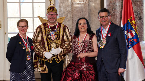 Ministerpräsident Boris Rhein und seine Frau Tanja Raab-Rhein empfangen im Schloss Biebrich in Wiesbaden Prinz Michael I. und Prinzessin Nadine I. vom Karnevalistischen Freundeskreis Kaufungen e.V.; Michael und Nadine Reffke Ministerpräsident Boris Rhein und seine Frau Tanja Raab-Rhein empfangen im Schloss Biebrich in Wiesbaden Prinz Michael I. und Prinzessin Nadine I. vom Karnevalistischen Freundeskreis Kaufungen e.V.; Michael und Nadine Reffke