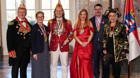 Ministerpräsident Boris Rhein und seine Frau Tanja Raab-Rhein empfangen im Schloss Biebrich in Wiesbaden Prinz Marcus I. und Prinzessin Nicole I. mit Hofdame Sigrid I. und Obersthofmarschall Michael I. vom Festkomitee Carneval in den Kath. Kirchengemeinden e.V. Stadtallendorf, Marcus Licher, Nicole Kremer, Sigrid Zimmermann-Mielke und Michael Feldpausch. Ministerpräsident Boris Rhein und seine Frau Tanja Raab-Rhein empfangen im Schloss Biebrich in Wiesbaden Prinz Marcus I. und Prinzessin Nicole I. mit Hofdame Sigrid I. und Obersthofmarschall Michael I. vom Festkomitee Carneval in den Kath. Kirchengemeinden e.V. Stadtallendorf, Marcus Licher, Nicole Kremer, Sigrid Zimmermann-Mielke und Michael Feldpausch.