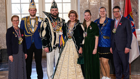 Ministerpräsident Boris Rhein und seine Frau Tanja Raab-Rhein empfangen im Schloss Biebrich in Wiesbaden Prinzessin Laura I. und Prinz Philipp I. aus dem Hause Berg mit Hofdame Katharina, Hofmarschall Christoph und Zofe Marie vom Carnevalverein Babenhausen e.V.; Laura und Philipp Berg, Katharina Becker; Christoph und Marie Pöschl. Ministerpräsident Boris Rhein und seine Frau Tanja Raab-Rhein empfangen im Schloss Biebrich in Wiesbaden Prinzessin Laura I. und Prinz Philipp I. aus dem Hause Berg mit Hofdame Katharina, Hofmarschall Christoph und Zofe Marie vom Carnevalverein Babenhausen e.V.; Laura und Philipp Berg, Katharina Becker; Christoph und Marie Pöschl.