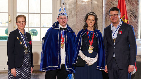 Ministerpräsident Boris Rhein und seine Frau Tanja Raab-Rhein empfangen im Schloss Biebrich in Wiesbaden Prinzessin Angela I. und Prinz Dirk III. vom FC Rot-Weiss 1902 Kirchberg, Dirk und Angela Kahlmeier Ministerpräsident Boris Rhein und seine Frau Tanja Raab-Rhein empfangen im Schloss Biebrich in Wiesbaden Prinzessin Angela I. und Prinz Dirk III. vom FC Rot-Weiss 1902 Kirchberg, Dirk und Angela Kahlmeier