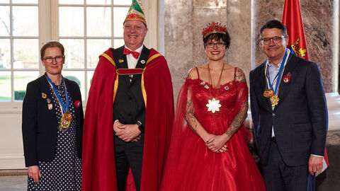 Ministerpräsident Boris Rhein und seine Frau Tanja Raab-Rhein empfangen im Schloss Biebrich in Wiesbaden Prinz Andreas und Prinzessin Stefanie vom Niederissigheimer Carnevalsclub; Andreas und Stefanie Zorbach Ministerpräsident Boris Rhein und seine Frau Tanja Raab-Rhein empfangen im Schloss Biebrich in Wiesbaden Prinz Andreas und Prinzessin Stefanie vom Niederissigheimer Carnevalsclub; Andreas und Stefanie Zorbach