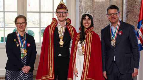 Ministerpräsident Boris Rhein und seine Frau Tanja Raab-Rhein empfangen im Schloss Biebrich in Wiesbaden Prinz Fabian I. und Prinzessin Jacky I. von der Freien Turnerschaft Wachenbuchen 1924 e.V., Karnevalsabt. "Rot-Weiß" ; Fabian Hude, Jacky Brühmann