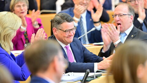 Abgeordnete des Hessischen Landtags gratulieren Boris Rhein zu seiner Wiederwahl als Ministerpräsident Abgeordnete des Hessischen Landtags gratulieren Boris Rhein zu seiner Wiederwahl als Ministerpräsident