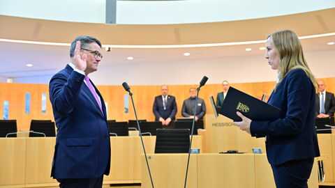 Boris Rhein wird von Landtagspräsidentin Astrid Wallmann als Hessischer Ministerpräsident vereidigt Boris Rhein wird von Landtagspräsidentin Astrid Wallmann als Hessischer Ministerpräsident vereidigt