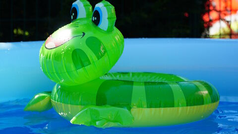 Schwimmen wie ein Frosch Ein Schwimmreifen als grüner Frosch