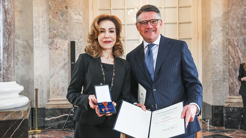 Ministerpräsident Boris Rhein überreichte Maryam Maleki den Verdienstorden der Bundesrepublik Deutschland. Ministerpräsident Boris Rhein überreichte Maryam Maleki den Verdienstorden der Bundesrepublik Deutschland.