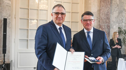 Ministerpräsident Boris Rhein überreichte Oliver Pitsch den Verdienstorden der Bun-desrepublik Deutschland. Ministerpräsident Boris Rhein überreichte Oliver Pitsch den Verdienstorden der Bun-desrepublik Deutschland.
