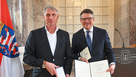 Ministerpräsident Boris Rhein überreichte Prof. Dr. Ulf Sibelius den Verdienstorden der Bundesrepublik Deutschland. Ministerpräsident Boris Rhein überreichte Prof. Dr. Ulf Sibelius den Verdienstorden der Bundesrepublik Deutschland.