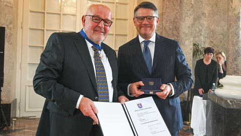 Ministerpräsident Boris Rhein überreichte Erich Lindner den Hessischen Verdienstorden. Ministerpräsident Boris Rhein überreichte Erich Lindner den Hessischen Verdienstorden.