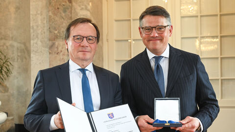 Ministerpräsident Boris Rhein überreichte Raimund Trenkler den Hessischen Verdienstorden. Ministerpräsident Boris Rhein überreichte Raimund Trenkler den Hessischen Verdienstorden.