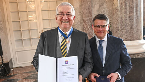 Ministerpräsident Boris Rhein überreichte Werner Reinke den Hessischen Verdienstorden Ministerpräsident Boris Rhein überreichte Werner Reinke den Hessischen Verdienstorden.