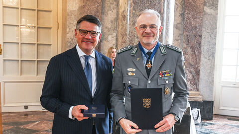 Ministerpräsident Boris Rhein überreichte Oberst Siegfried Zeyer den Hessischen Verdienstorden. Ministerpräsident Boris Rhein überreichte Oberst Siegfried Zeyer den Hessischen Verdienstorden.