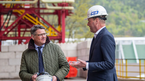 Ministerpräsident besucht nordhessischen Düngemittelhersteller K+S Ministerpräsident Rhein und der Vorstandsvorsitzende der K+S AG, Dr. Burkhard Lohr, stehen gemeinsam auf dem Firmengelände.
