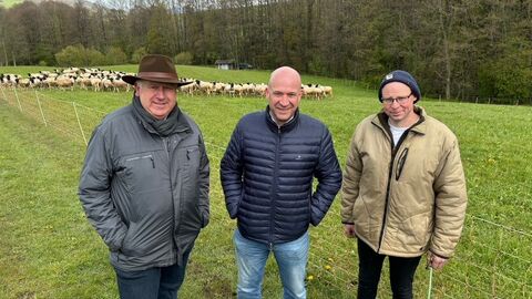 Von links nach rechts: Karl-Heinz Weiß, Vorsitzender Schafhaltevereinigung Rhön, Landwirtschaftsminister Ingmar Jung, Moritz Weckbach von der Schäferei Weckbach Von links nach rechts: Karl-Heinz Weiß, Vorsitzender Schafhaltevereinigung Rhön, Landwirtschaftsminister Ingmar Jung, Moritz Weckbach von der Schäferei Weckbach
