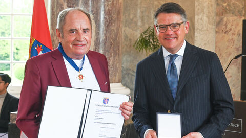 Ministerpräsident Boris Rhein überreichte Holger Weinert den Hessischen Verdienstorden. Ministerpräsident Boris Rhein überreichte Holger Weinert den Hessischen Verdienstorden.