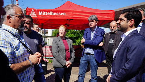 Mehrere Personen im Gespräch 