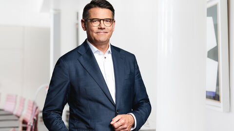 Ministerpräsident Boris Rhein Porträtaufnahme von Ministerpräsident Boris Rhein im Kabinettsaal in der Hessischen Staatskanzlei