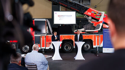 Ministerpräsident Boris Rhein und Innenminister Roman Poseck bei der Pressekonferenz zu "Einsatz verdient Respekt"