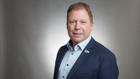 Knut John - Landesbeauftragter für die ländlichen Räume Ein Mann im Anzug schaut in die Kamera