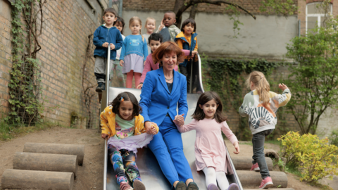 12.04.2024: Sozialministerin Hofmann mit Kindern der Kindertagesstätte „Scharnhorststraße“ in Wiesbaden, die die Ministerin im Rahmen des Sofort-Programms „11+1 für Hessen“ besucht hat Sozialministerin Hofmann mit Kindern der Kindertagesstätte „Scharnhorststraße“ in Wiesbaden