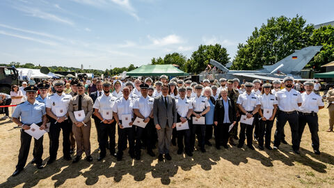 Ministerpräsident Boris Rhein und die Geehrten des Auszeichnungsappells
